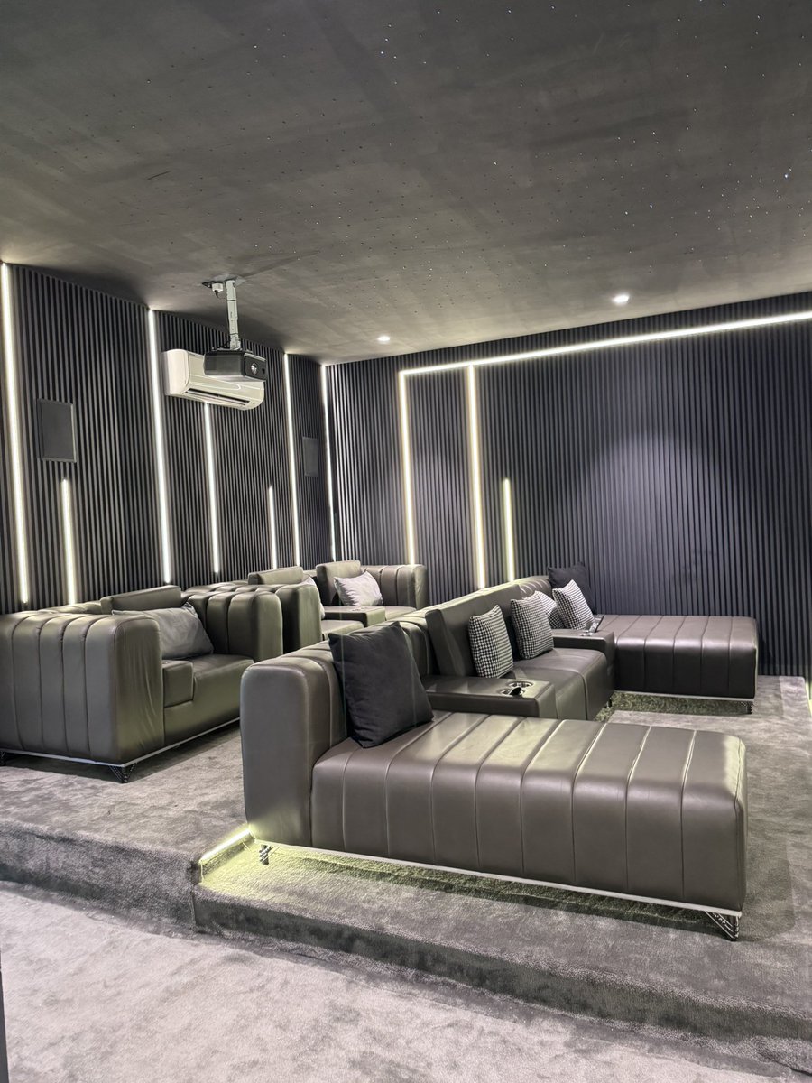 arranowanna's tweet image. Newly built 4 bedrooms high end luxury penthouse with Cinema, 2 living rooms space, Storage rooms, pool, gym, 24/7 concierge, clubhouse for sale in the heart of Victoria Island
Total floor size: 682.5sqm
Title : Deed of Assignment
Price : $2Negotiable.
Contact via DM.