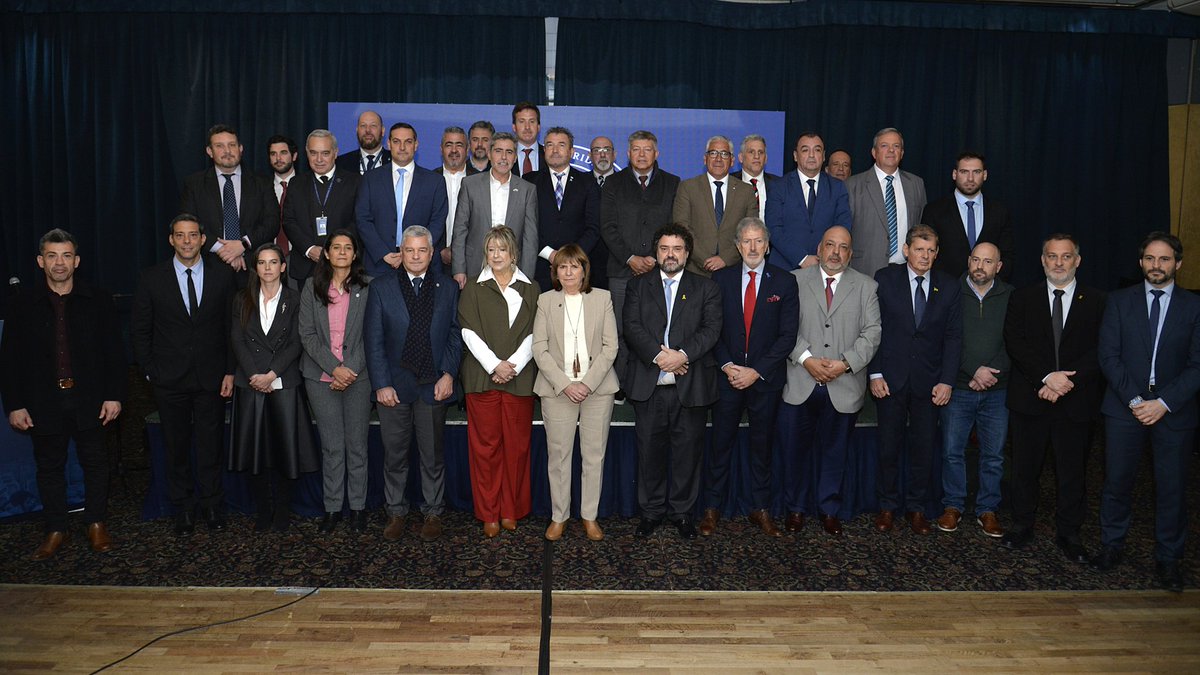 MinSeguridad_Ar's tweet image. La Ministra Patricia Bullrich encabezó el Consejo de Seguridad Interior junto a los Ministros de Seguridad de las 23 provincias y de la Ciudad Autónoma de Buenos Aires.
Se presentó el Anillo Digital Federal, una red nacional de detección vehicular con lectura de patentes en…