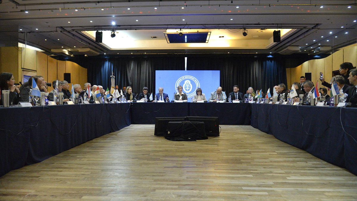 MinSeguridad_Ar's tweet image. La Ministra Patricia Bullrich encabezó el Consejo de Seguridad Interior junto a los Ministros de Seguridad de las 23 provincias y de la Ciudad Autónoma de Buenos Aires.
Se presentó el Anillo Digital Federal, una red nacional de detección vehicular con lectura de patentes en…