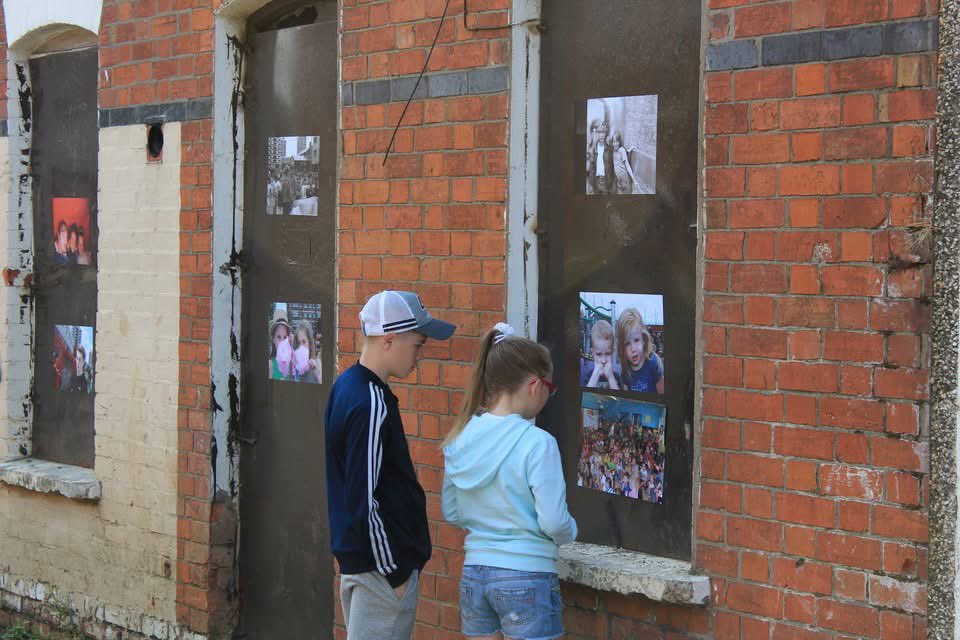 artilleryyc's tweet image. 10 years ago we staged a photographic Exhibition in a derelict Street. Bringing people and life back into a place abandoned and to a street where people lived and loved, raised families and fostered a community.