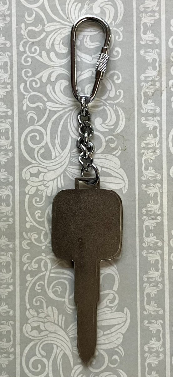 🔑まったり鍵モチーフ紹介🔑 1841
1985年のつくば万博のお土産鍵型キーホルダーです✨
大きく描かれたコスモ星丸がかわいらしいです。
シンプル目な鍵な分コスモ星丸が目を引きますね🚀
 #まったり鍵モチーフ紹介