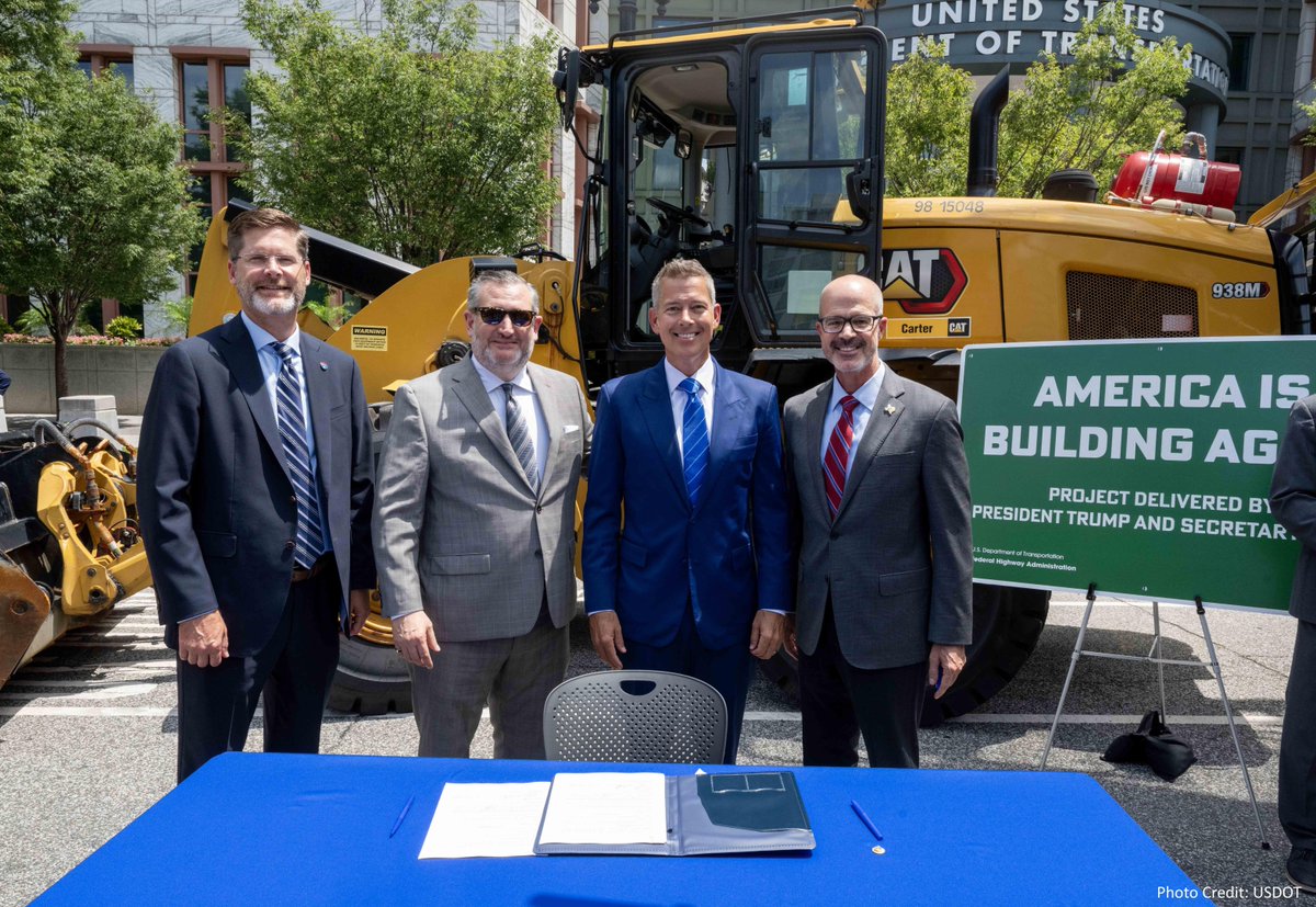 USDOTFHWA's tweet image. .@USDOT @SecDuffy started a conversation with America and announced a new day to modernize America’s infrastructure, streamline processes, and promote economic growth. This nationwide effort will help create new landmark legislation to shape U.S. transportation for decades to…
