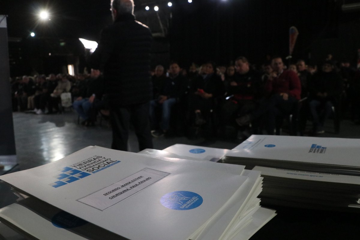 jaimemendezh's tweet photo. Esta tarde, en la Fábrica del Arte, entregamos la documentación definitiva a 214 familias que completaron el proceso de escrituración que los acredita legalmente como titulares de los hogares en los que viven hace muchos años #SanMiguel https://t.co/UHESTStGRk