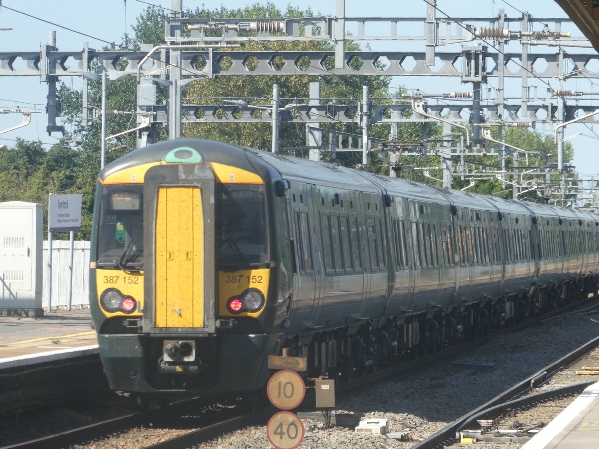 JRailVolunteer's tweet image. Great Western Railway 387152 & 387155 depart Twyford on 2N26 the 09:38 London Paddington to Didcot Parkway service.