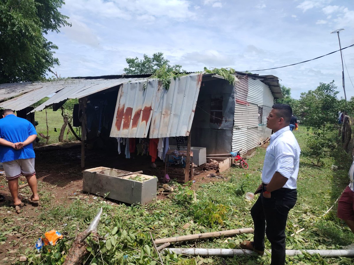 Nuestro equipo social en la provincia de Los Santos realizó el levantamiento de expedientes a dos familias cuyas viviendas fueron afectadas por la voladura de techos y la caída de un árbol, producto de las fuertes lluvias y vientos registrados en el corregimiento de Los Ángeles.