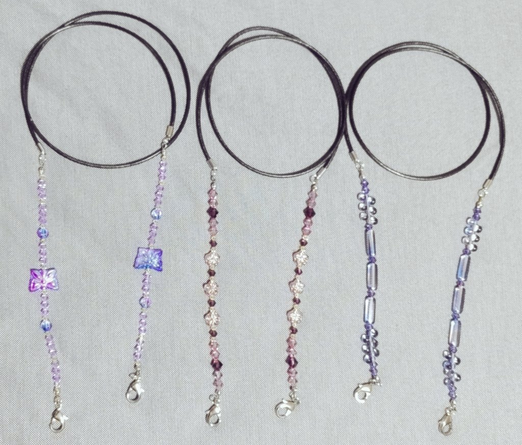 マスク&amp;メガネストラップ
職場の人から、「何本かあるけど紫がないの！」って😂
言うことで…
とりあえず3本作ってみました！気に入ってもらえるかな？？