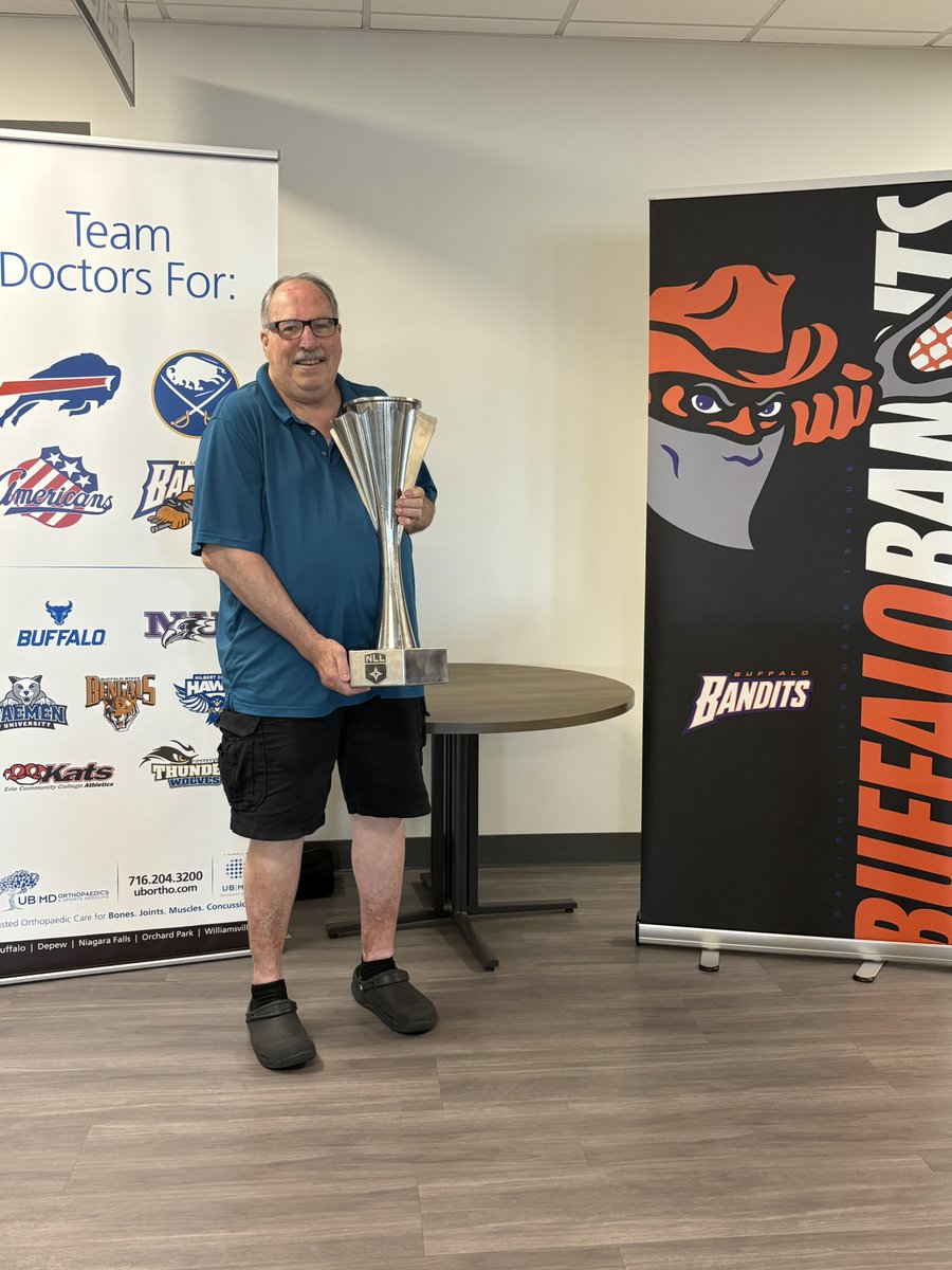 UBMDOrtho's tweet image. What’s better than a doctor visit with a surprise championship trophy photo op?! 📸🏆 Thanks to the @NLLBandits, patients at our 716 Health location got to see the #NLLCup up close on Tuesday. A great day to need orthopaedic care! 🧡🖤 #NLLChampions #UBMDOrthopaedics #TeamDocs