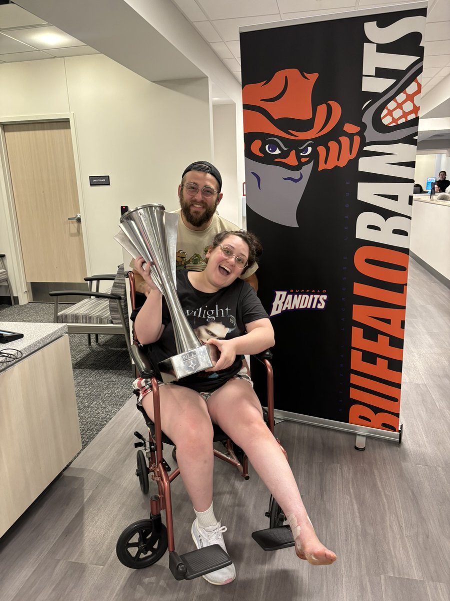 UBMDOrtho's tweet image. What’s better than a doctor visit with a surprise championship trophy photo op?! 📸🏆 Thanks to the @NLLBandits, patients at our 716 Health location got to see the #NLLCup up close on Tuesday. A great day to need orthopaedic care! 🧡🖤 #NLLChampions #UBMDOrthopaedics #TeamDocs