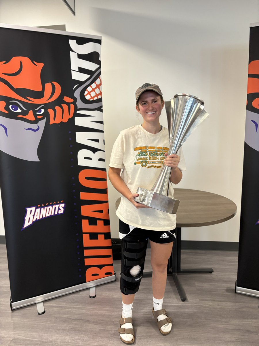UBMDOrtho's tweet image. What’s better than a doctor visit with a surprise championship trophy photo op?! 📸🏆 Thanks to the @NLLBandits, patients at our 716 Health location got to see the #NLLCup up close on Tuesday. A great day to need orthopaedic care! 🧡🖤 #NLLChampions #UBMDOrthopaedics #TeamDocs