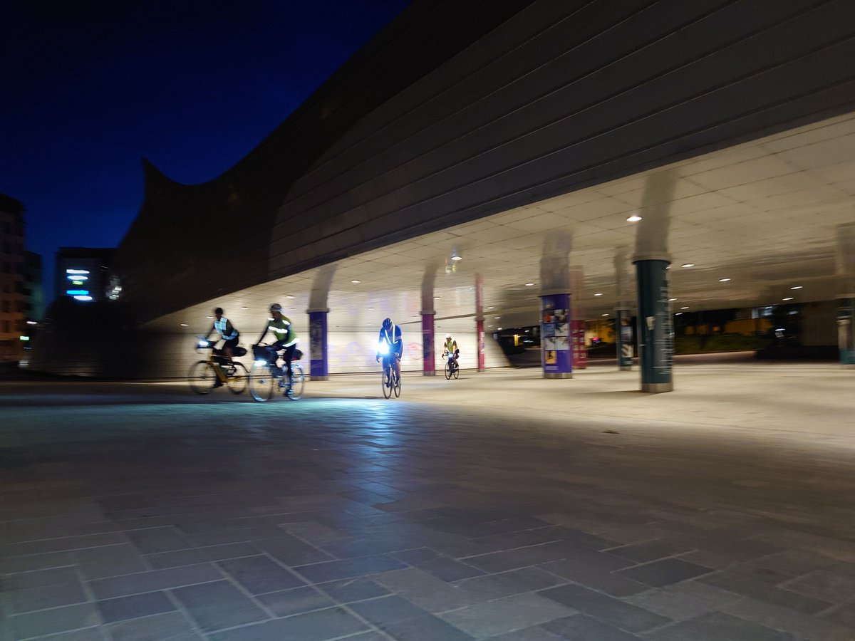 Vielä neljä kuskia saapui maaliin varttia ennen maalin sulkeutumista. #fgg1200