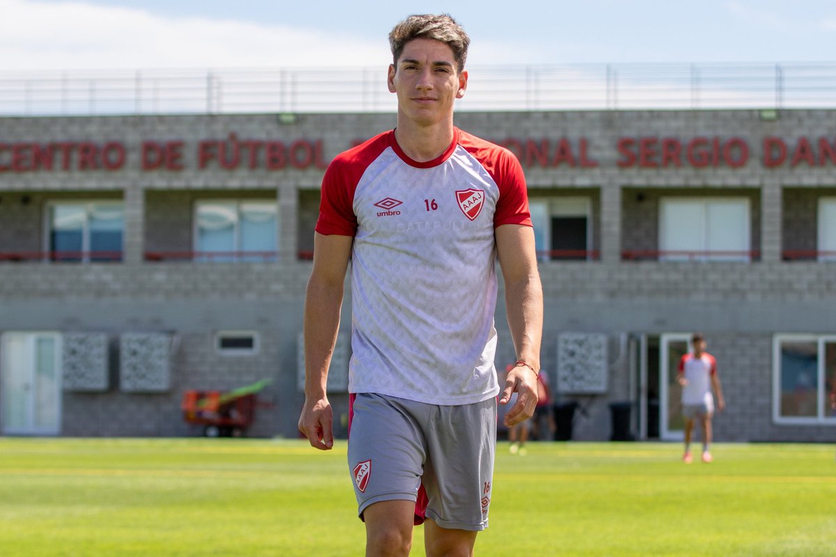 El mejor jugador del plantel, desde Quintana no tenemos un central de tanta jerarquia y una de las figuras de Argentinos Juniors. Cada segundo que pasa Francisco Alvarez juega mejor. Lo quiero con la cinta de capitán cada vez que Alan Rodríguez salga del campo de juego. #AAAJ