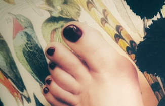 RavensSoles's tweet photo. My Loves, a sneaky peek at what's 2 come this Sat 6pm PST as "The Plumes Series" launches exclusively on my OF's page!  Remember 2 cast ur vote 2 include enclosed heels or not: https://t.co/1bXl09uARz &amp; sign-up 2 enjoy 7 days FREE on my page!~Raven x #feetfetish #toes #oddities https://t.co/J0zpbHInkX
