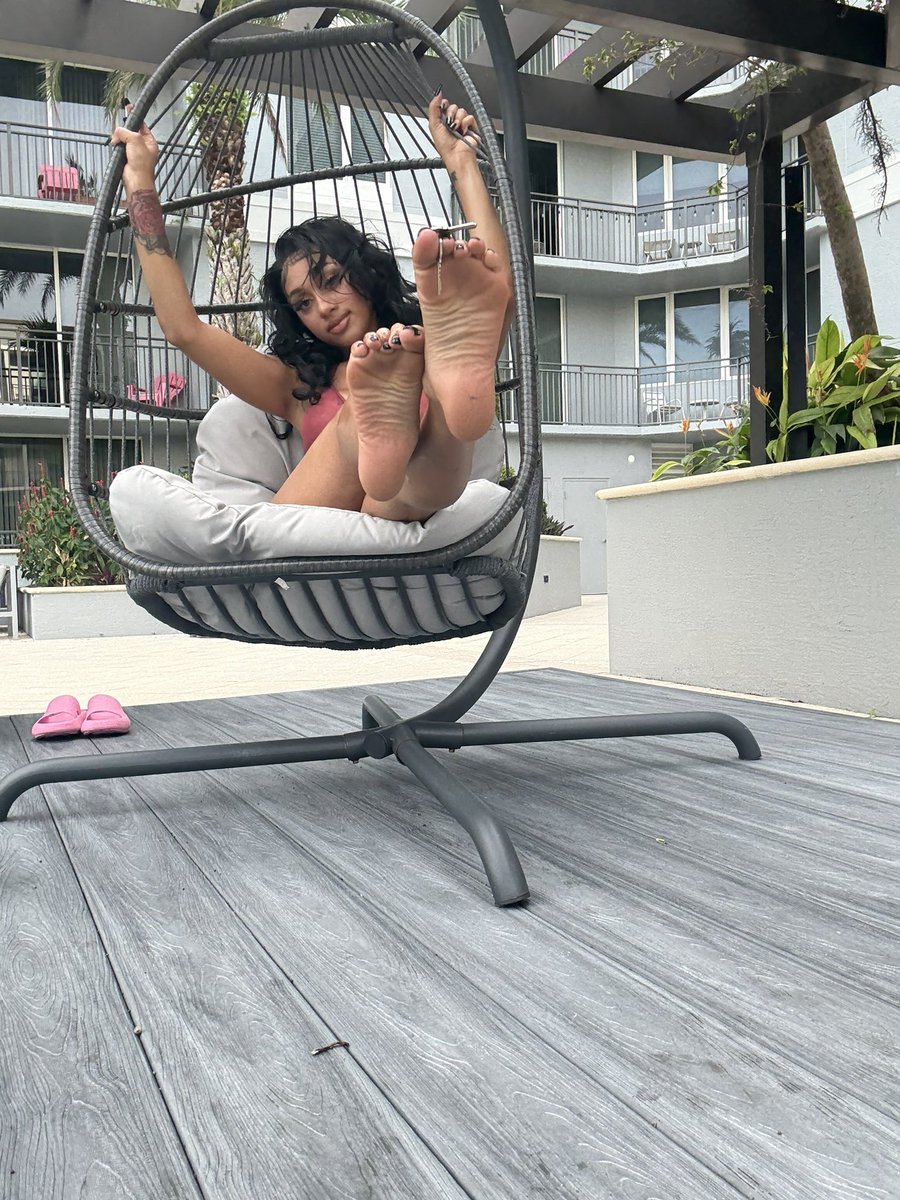 BonitaTheBrat's tweet photo. A sub paid $450 for the pic of me holding his Chasity key with my feet y’all can see it for free now. https://t.co/9LiHVs3MU4