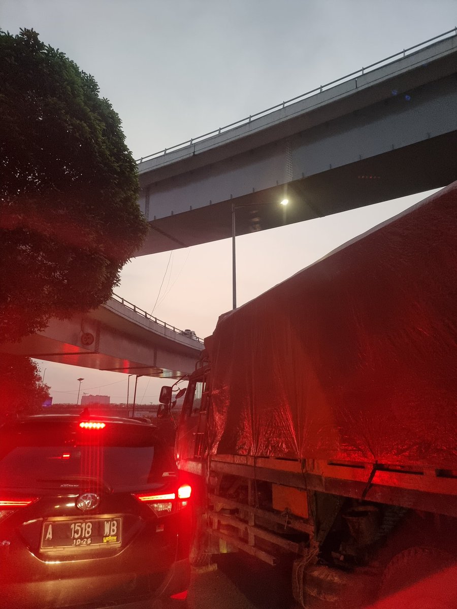 Ada truk mogok di lajur sebelah kanan di Tomang dari arah Tangerang. Potensi macet. <a href="/RadioElshinta/">Radio Elshinta</a> <a href="/TMCPoldaMetro/">TMC Polda Metro Jaya</a>
