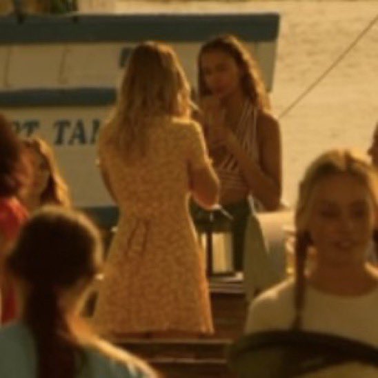 thinkerkiarah's tweet image. kiarah in the background &amp;lt;3