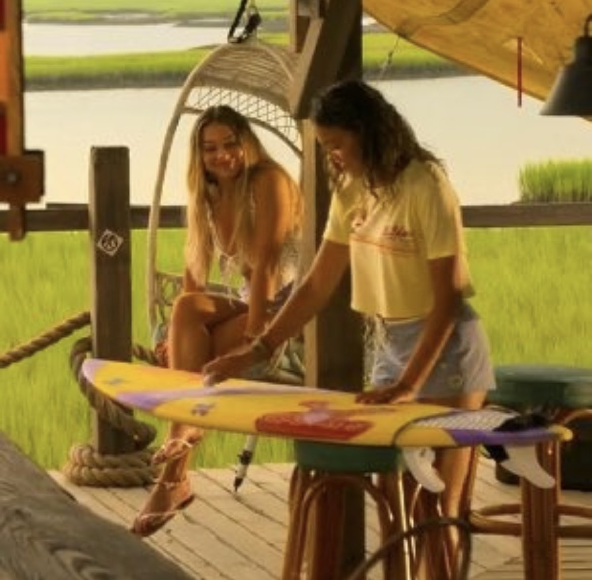 thinkerkiarah's tweet image. kiarah in the background &amp;lt;3