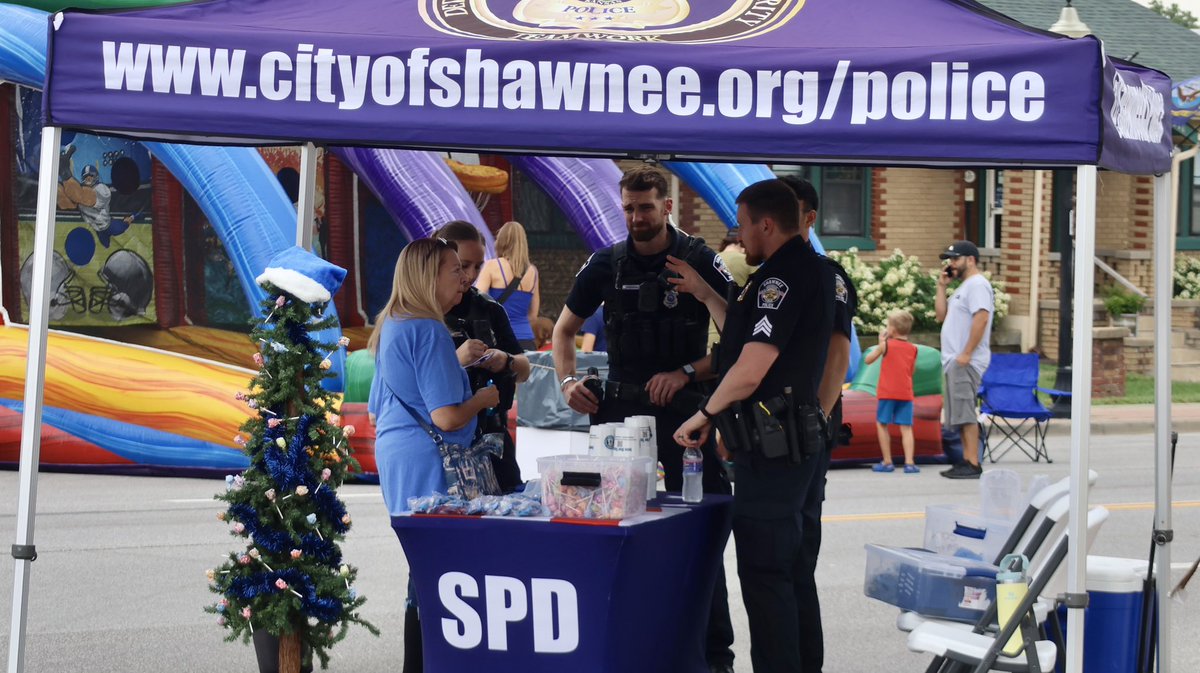 shawneeKSpolice's tweet image. We're downtown for Moonlight Market: Christmas in July! There’s still time to stop by to say hi to our interns and officers!