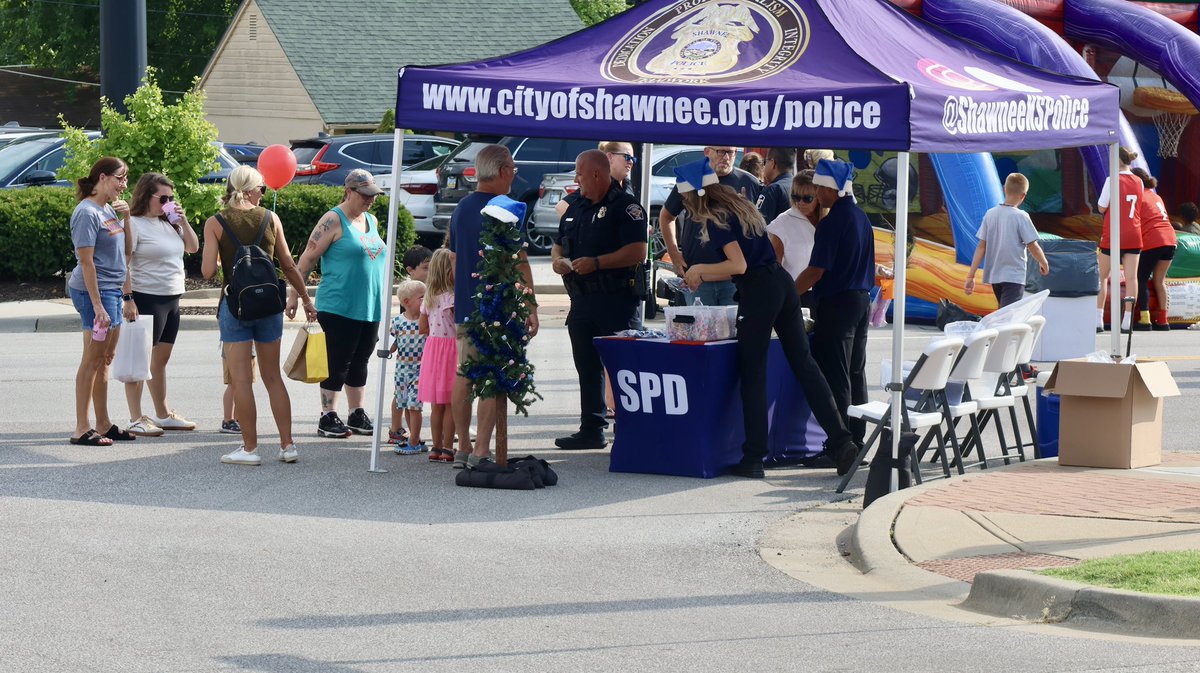 shawneeKSpolice's tweet image. We're downtown for Moonlight Market: Christmas in July! There’s still time to stop by to say hi to our interns and officers!
