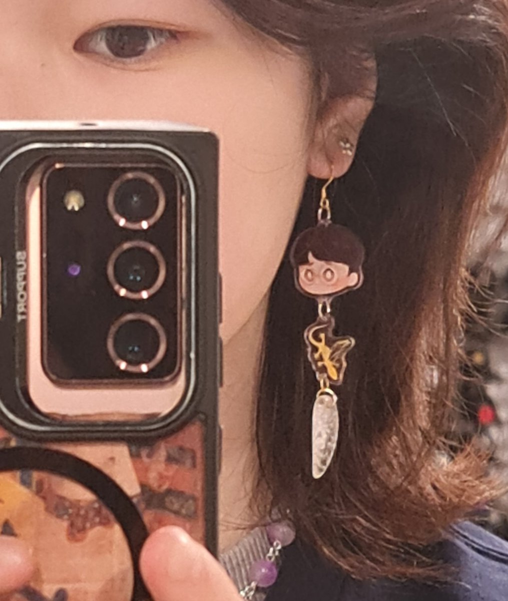 Mezzy_abducted's tweet image. I got some very snazzy earrings from @Lamest_Child :D 
THEY LOOK SO SILLY AAAA I FUCKING LOVE ANGELSTONE YIPPPEEE
.
[partial face reveal damn,,, anything for angelstone man]