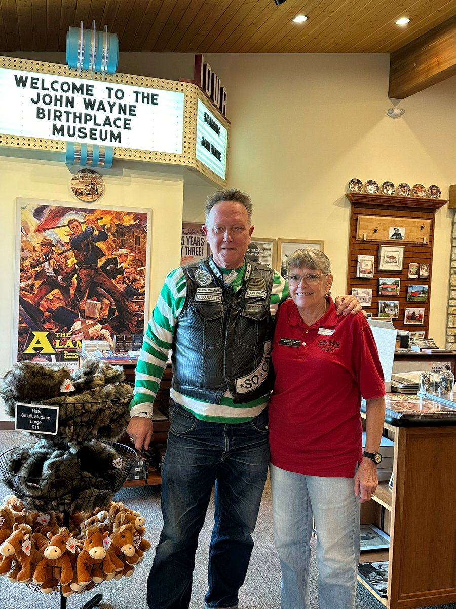 robertpatrickT2's tweet image. Me and my new friend, Suzie. From @johnwaynemuseum 👍🏼