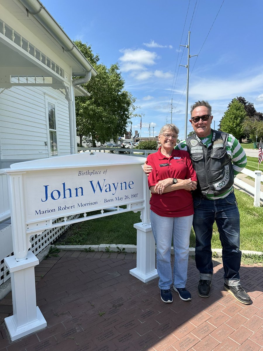 robertpatrickT2's tweet image. Me and my new friend, Suzie. From @johnwaynemuseum 👍🏼
