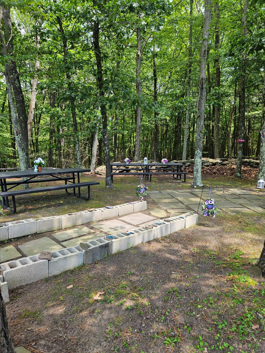 CorrectionsPA's tweet image. For the fifth straight year, members of SEIU Local 668 at SCI Dallas held a service project to beautify one of the rest areas at the facility to benefit the entire Dallas team.
This picnic area is located in the wooded area behind the administration building. Volunteers cleared…