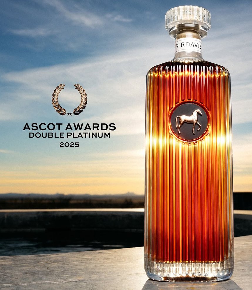 beyoncebrasil's tweet image. BRINDE! 🥃
Beyoncé segue vencendo em tudo o que faz, inclusive no ramo de bebidas alcoólicas. Seu uísque, SirDavis, conquistou as maiores honrarias no ASCOT Awards 2025:
• Duplo Platina na categoria Uísque Americano
• Platina em Design de Garrafa