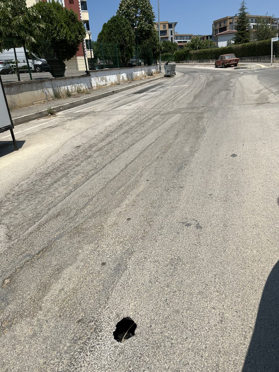 Kurtuluş Mahallesi İstiklal Caddesi 12 Nolu sokakta asfalt çökmüş. Ortalama 20 cm çapında bir oyuk oluşmuş. Çocuklar ve araçlar için ciddi tehlike arz ediyor. Bilginize… <a href="/NiluferBel/">Nilüfer Belediyesi</a> <a href="/bursabuyuksehir/">Bursa Büyükşehir Belediyesi</a> <a href="/KarayollariGM/">Karayolları Genel Müdürlüğü</a>
