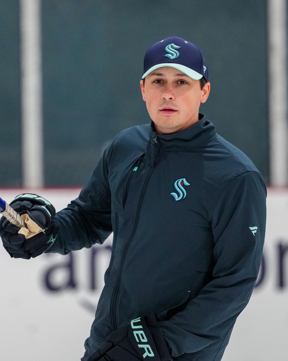 SeattleKraken's tweet image. As fate would have it 💫
Long before new @Firebirds Goalie coach Vince Stalletti joined the #SeaKraken’s @TheAHL affiliate, his wife bought a Kraken hat that he’s stared at for years while successfully working his way through the college ranks → bit.ly/VS071725