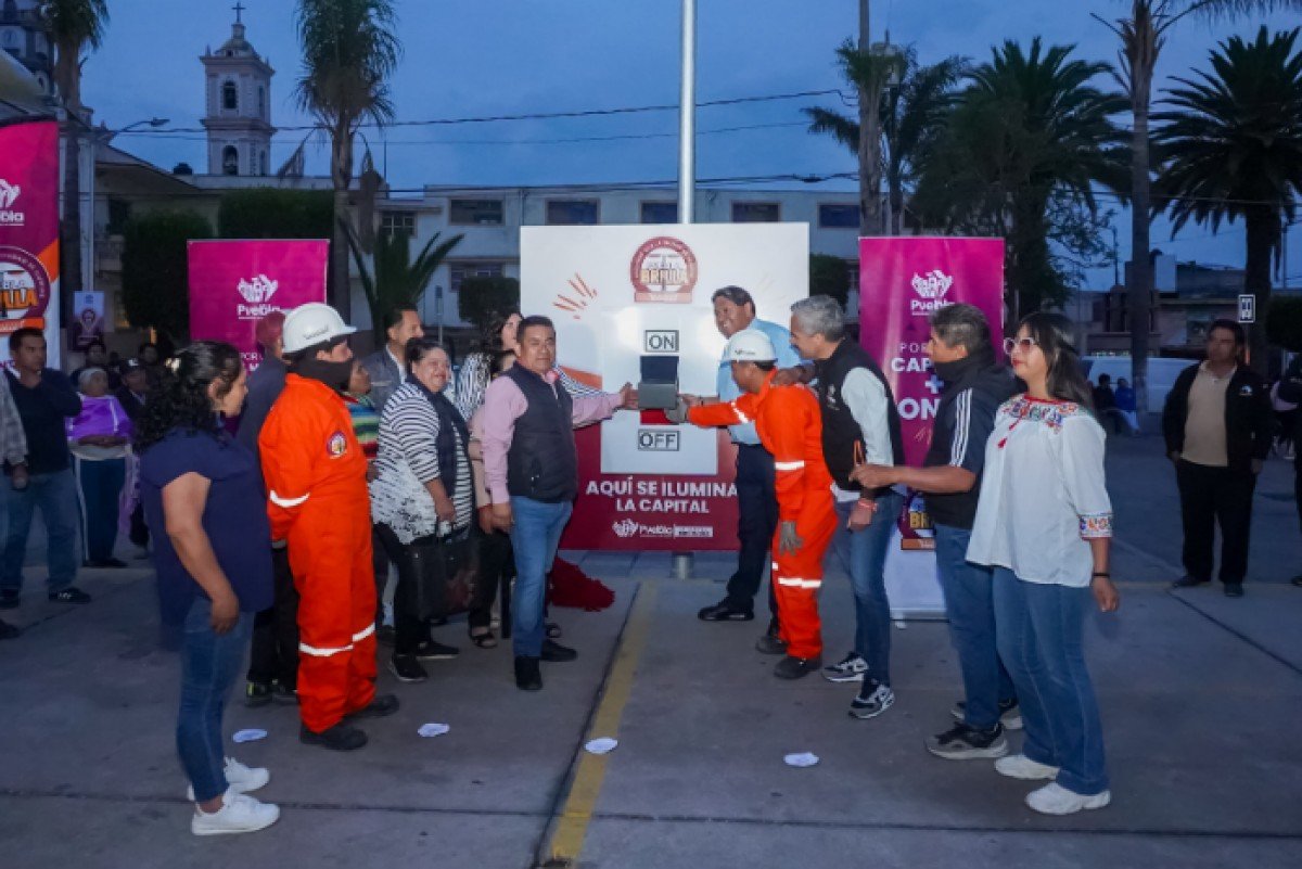 MxExilio's tweet image. Puebla |  Avanza modernización de alumbrado en juntas auxiliares con Puebla Brilla; más de 73 mil beneficiados dlvr.it/TLzNTp 👈  Nota en Exilio #PueblaBrilla #Modernización #TecnologíaLED #ServiciosPúblicos #CuidadoAmbiental