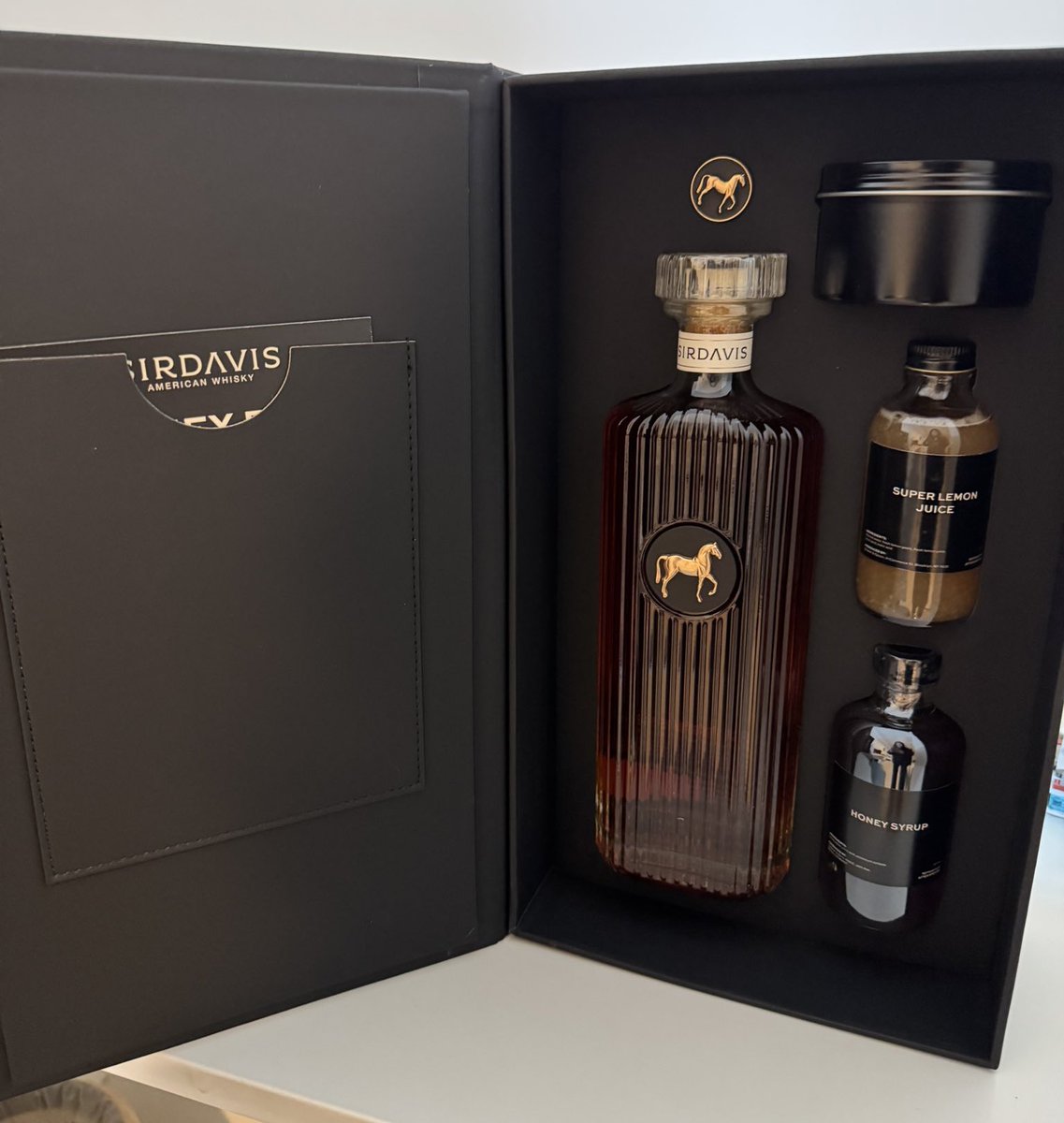 arikbeyhive's tweet image. The SIRDAVIS limited edition Honey Bee cocktail kit is so pretty.
πΈ @majoo_eth