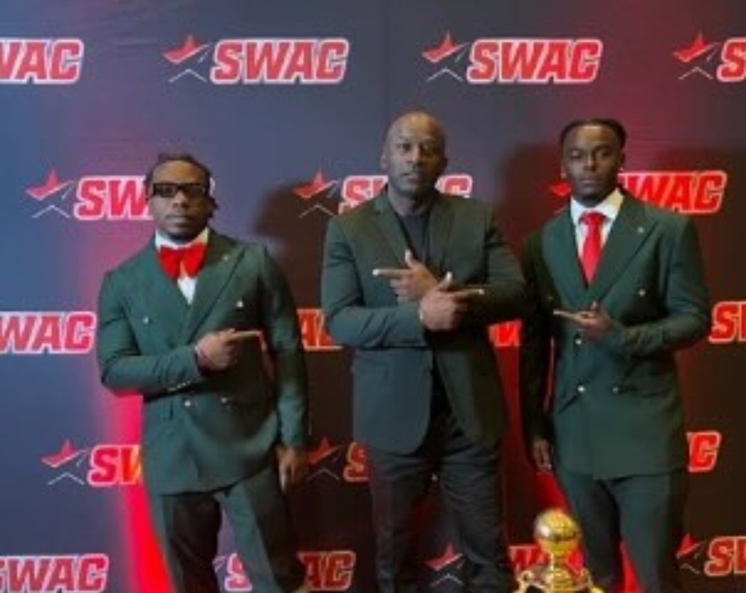 MVSUFanatics's tweet image. DePhabian Fant (C//0 '25), Valley head coach Terrell Buckley and Kobe Byrd representing Valley at SWAC Media Day
(📷: mvsu_vclub (IG))
Click here --> bit.ly/4khE9S9 to help #eleVate Delta Devils football
#MVSU #eleVateVState #HBCU #HBCUs #HBCUsMatter #BIFTV