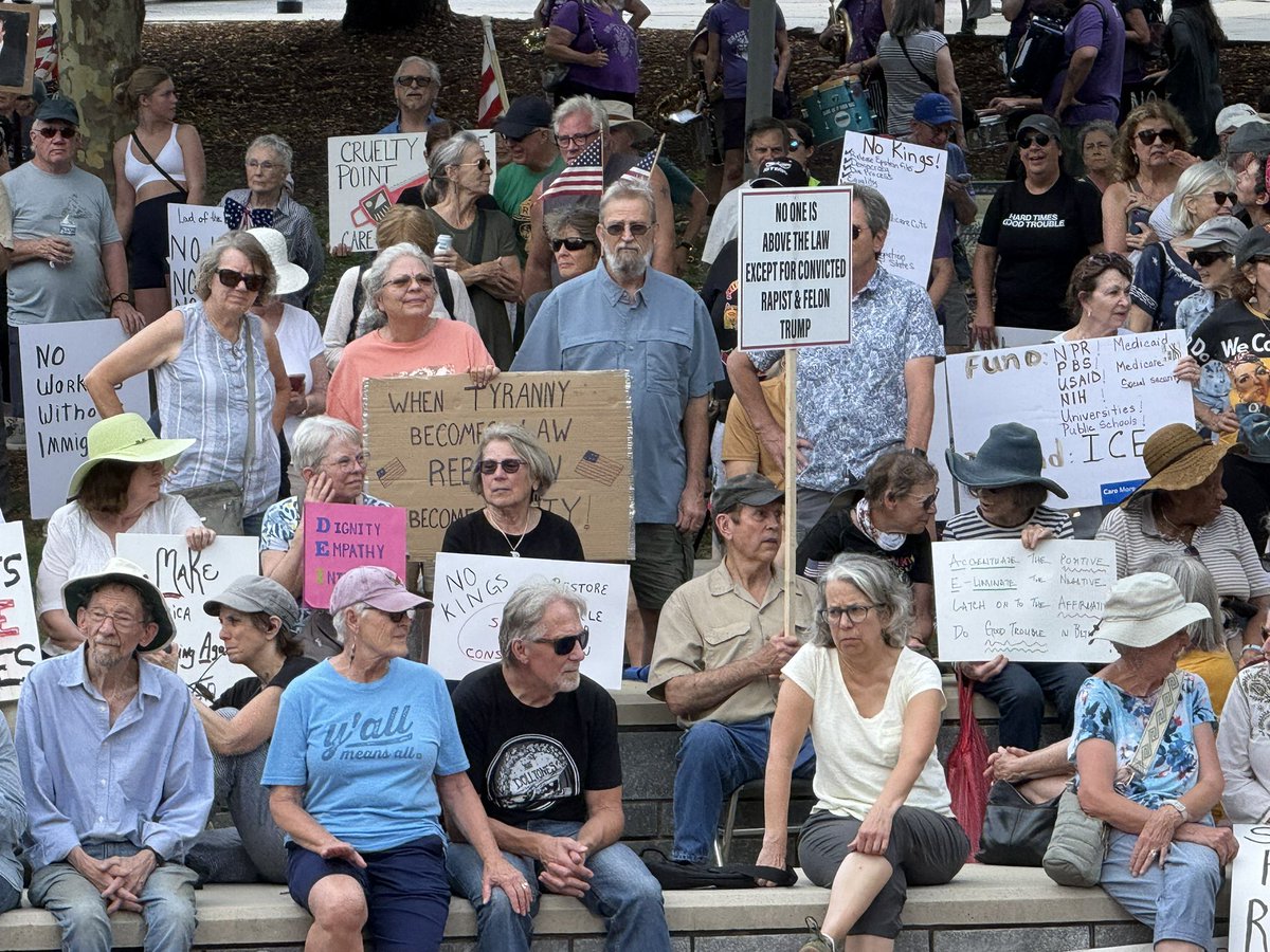 matt_vanswol's tweet image. 🚨#BREAKING: Liberal activists have now taken over a park in Asheville NC to protest President Trump.
What do you notice about the protestors?
Do you see it?!