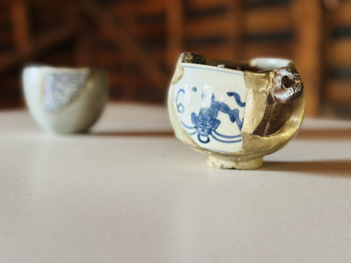 呼び継ぎには、多様性、環境への意識、素材の再構築性といった社会的なテーマが内在しているところがおもしろい。こちらは縄文、弥生から備前、伊万里まで日本美術史の陶片をひとつのうつわにつないだ「まるごと茶碗」の試作品。