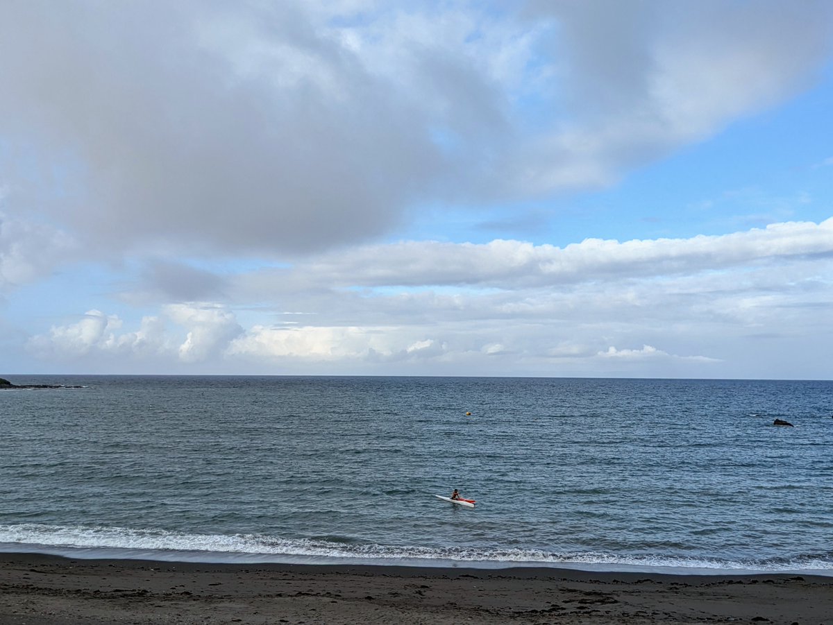 おはようございます！気温30℃。南南西の風が少し上がってくる予報なので、１０：１５からのOCは「お散歩beach＆Ocean Jump」に変更になりました。ご確認をお願い致します！
他プログラムは通常通り実施予定です。変更の場合は早めにお知らせ致します。
Cafeランチは『バルサミコポークソテー』🎶