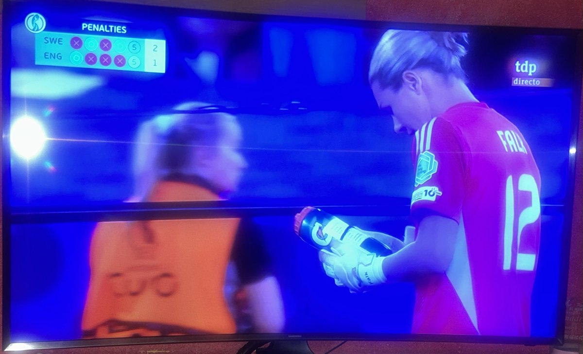 Hizo una tanda de penaltis espectacular, parando 4 penaltis y su equipo queda fuera… que importante es cuidar los detalles