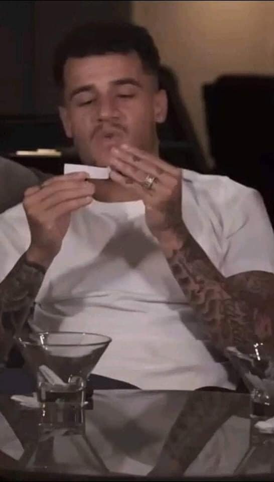 Minha sogra: fica a vontade meu noro, a casa é sua!

Eu: