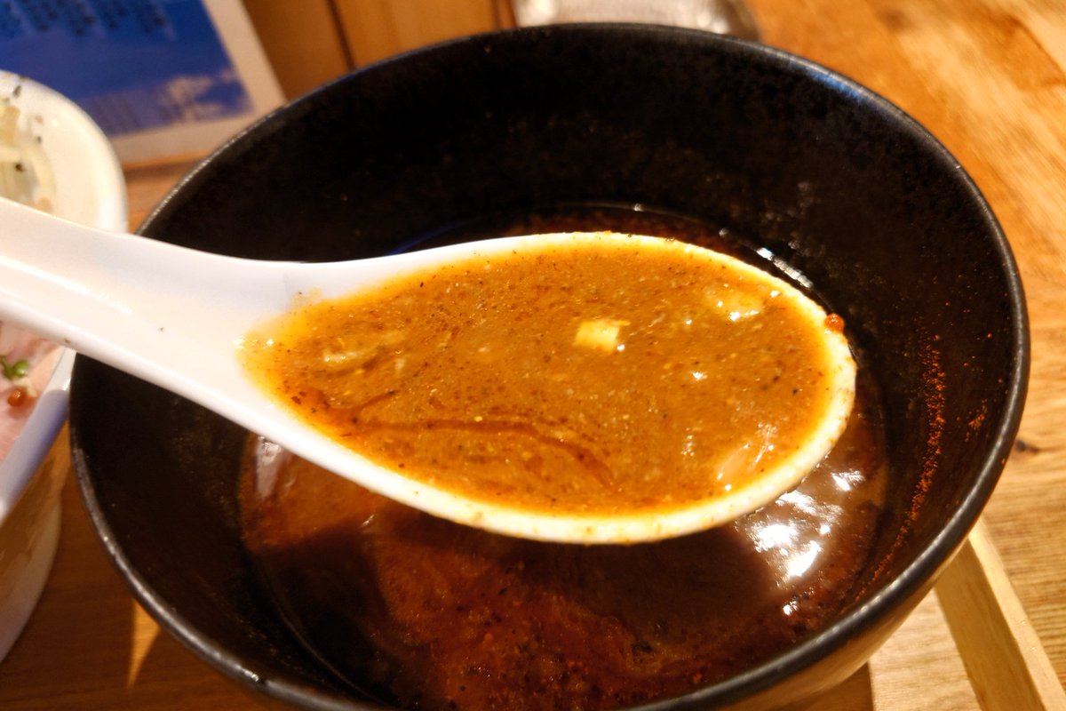 ある日の１杯
三代目はる@昭島駅
辛煮干しつけ麺（並）1,100円
特製トッピング 350円
店主に言われるがままにまずは麺だけ食すと小麦感満載で美味👍素材拘りのチャーシュー３種がどれも美味い😋辛さ苦手の人でない限り美味しいと思える辛さ😁麺（並）250gは多過ぎずトッピングを堪能できる量ですね😊