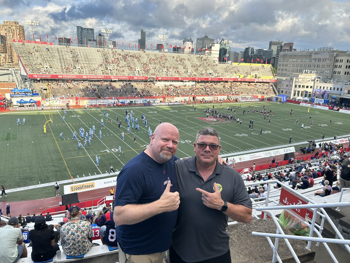 IanLafreniere's tweet image. Beau et chaud ☀️ : go @MTLAlouettes! 🏟️ Belle soirée aux alouettes avec @ShawnDulude 🏈.