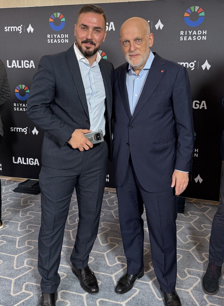 مع رئيس رابطة الليغا الإسبانية خافيير تيباس بعد توقيع اتفاقية تعاون مشترك مع قناة ثمانية الناقل الحصري الجديد للبطولات السعودية برعاية موسم الرياض .. أشار في حديث خاص لقنوات بي ان سبورتس عن اهمية التعاون في المنطقة العربية واستثمار الجهود والخبرات وان الليغا ستبقى محط الأنظار