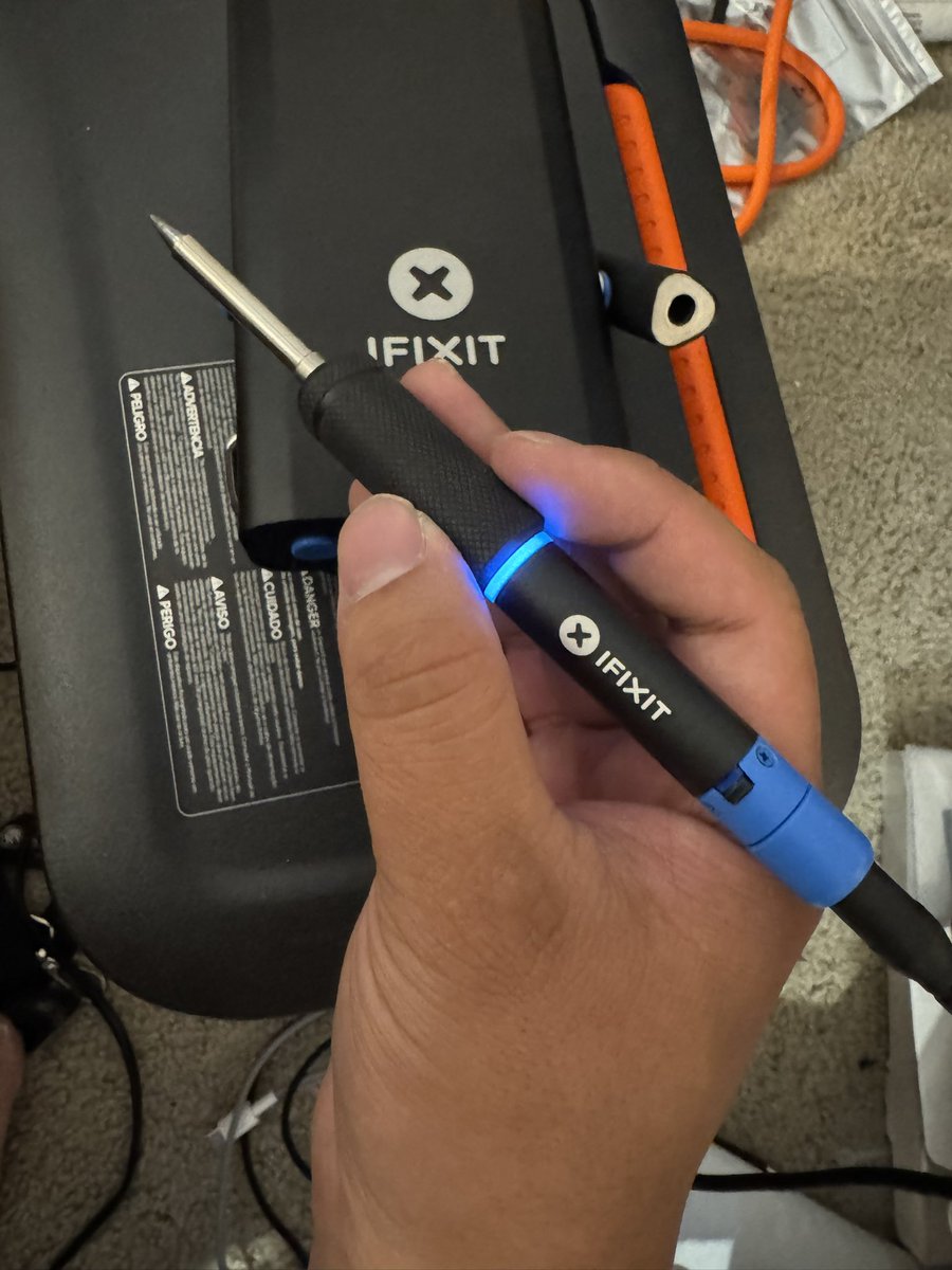 ElectronicsbyJH's tweet image. Went to @microcenter after the 3dB Labs meeting, impulse bought the fancy @iFixit vape pen.