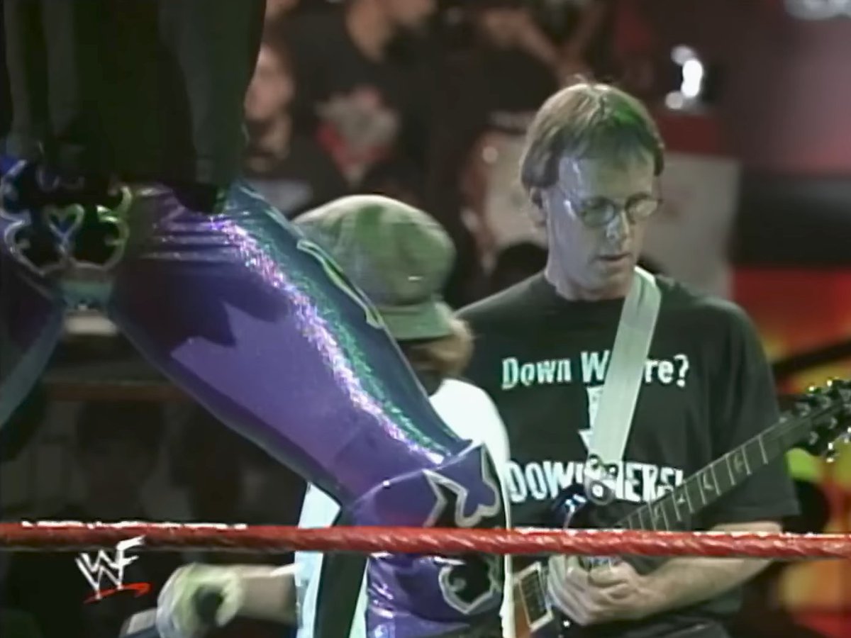 OSWreview's tweet image. WWF theme legend Jim Johnston playing guitar in the DX band! It's quite rare you'd see him on screen or given proper grandeur, so it's cool to see him 🙂🍻
From SummerSlam 98 youtu.be/pfrA4AhravI?t=…