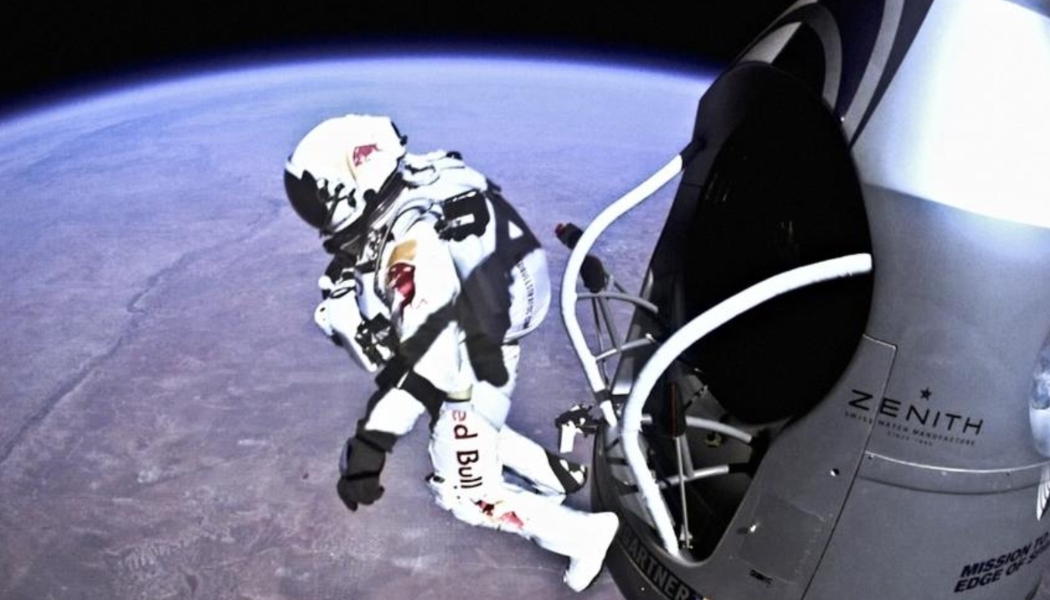 Transponder1200's tweet image. El paracaidista austriaco #FelixBaumgartner, pionero del salto estratosférico, de 56 años, murió este jueves en un accidente de parapente en Porto Sant’Elpidio, Italia. Según reportes, perdió el control de su parapente tras sufrir un malestar y cayó en la piscina de un hotel.