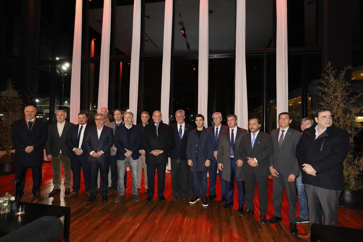 Se está realizando un cóctel al que fueron invitados los gobernadores de las 23 provincias y de la Ciudad Autónoma de Buenos Aires. También asisten vicegobernadores, ministros provinciales y referentes del gobierno nacional.

“Este año, y por primera vez, desde la Comisión