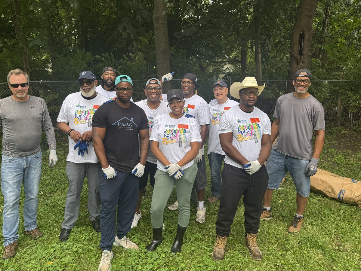 MikeMcGPontiac's tweet image. Habitat for Humanity’s @HabitatOakldCty Rock The Block made a BIG difference on Pontiac’s Eastside today! Thank you to the many volunteers who made it possible. #LetsGoPontiac