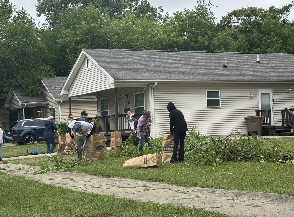 MikeMcGPontiac's tweet image. Habitat for Humanity’s @HabitatOakldCty Rock The Block made a BIG difference on Pontiac’s Eastside today! Thank you to the many volunteers who made it possible. #LetsGoPontiac