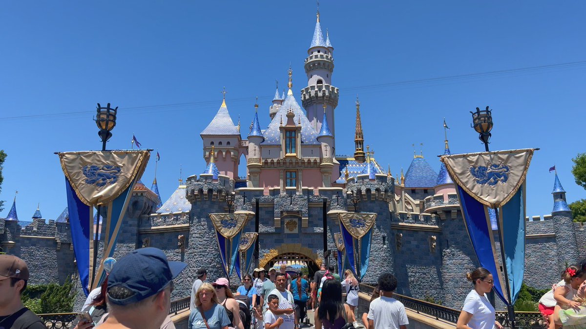 AdvParker's tweet image. Almost forgot to wish Disneyland a happy birthday but HAPPY BIRTHDAY DISNEYLAND!!!