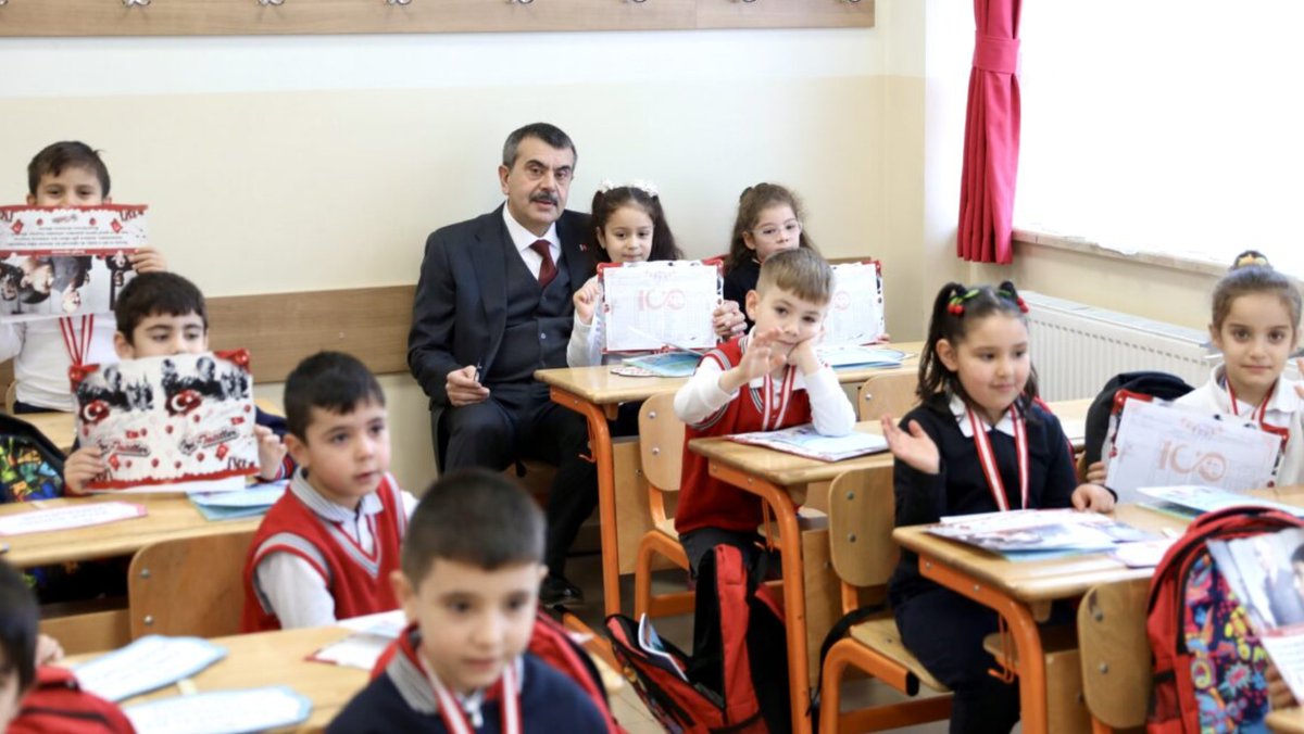 CHP'nin bütün medya unsurlarını harekete geçirerek Milli Eğitim Bakanı Yusuf Tekin Hoca'ya yönelik nasıl bir saldırı başlattığını görüyor musunuz? Bunun sebebi sadece yolsuzluk, hırsızlık davalarından bunalan CHP'nin gündemi değiştirerek nefes alma çabası değil. CHP Yusuf