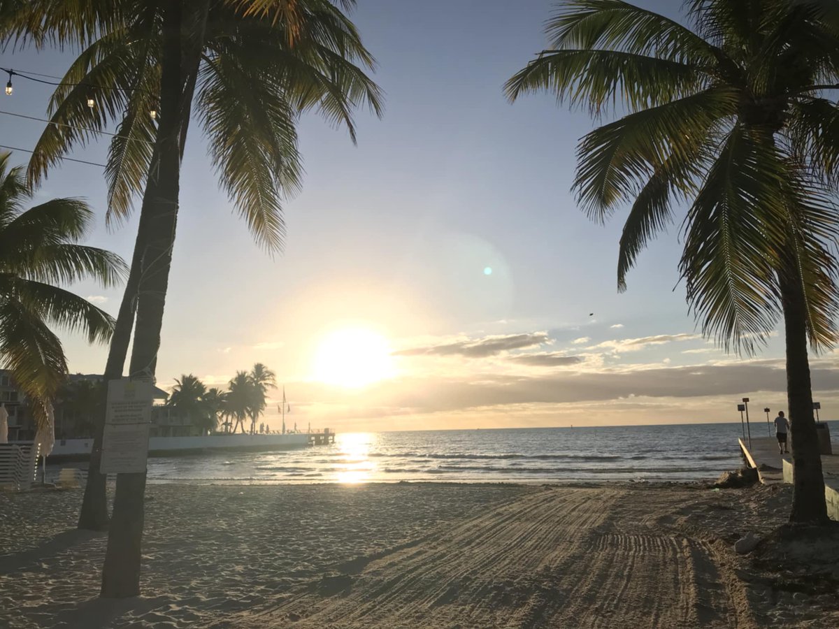 PartyInKeyWest's tweet image. No matter how much the world sucks, there&apos;s always a Key West sunrise. #keywest #sunset #sunrise #brightside 

More: PartyinKeyWest.com/wp/
Follow us: @PartyInKeyWest
Hashtag us: #PartyInKeyWest
