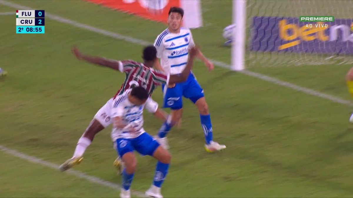 Torcida do Fluminense ficou pedindo pênalti no Arias nesse lance.